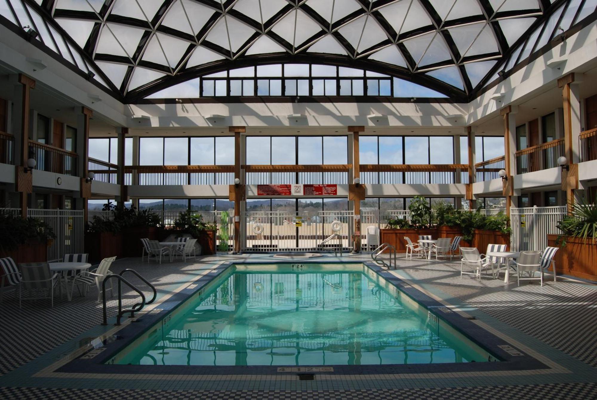 Holiday Inn & Suites Pittsfield-Berkshires By Ihg Exterior photo