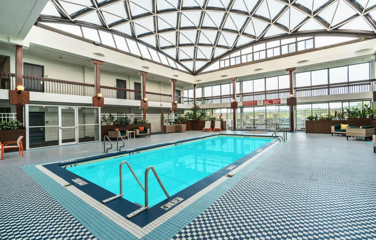 Holiday Inn & Suites Pittsfield-Berkshires By Ihg Exterior photo